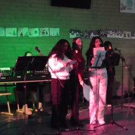 Mikal und Thouria sangen die arabische Übersetzung von "Stille Nacht" - vielleicht zum ersten Mal überhaupt bei einer Schulaufführung.