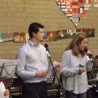 Die Schulleiterin Frau Schneppe mit den Moderatoren Leonura und Janis