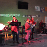 Die Lehrerband spielte "Happy Christmas - War is over" von John Lennon.