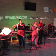 Die Lehrerband spielt zum abschluss "We wish you a merry Christmas"