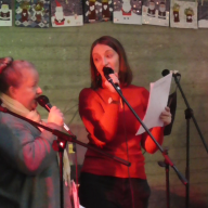 Die Lehrerband mit den Sängerinnen Frau Krüger und Mrs. Brenner.